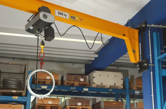 Talha elétrica de 500kg instalada em pórtico na MDV Service